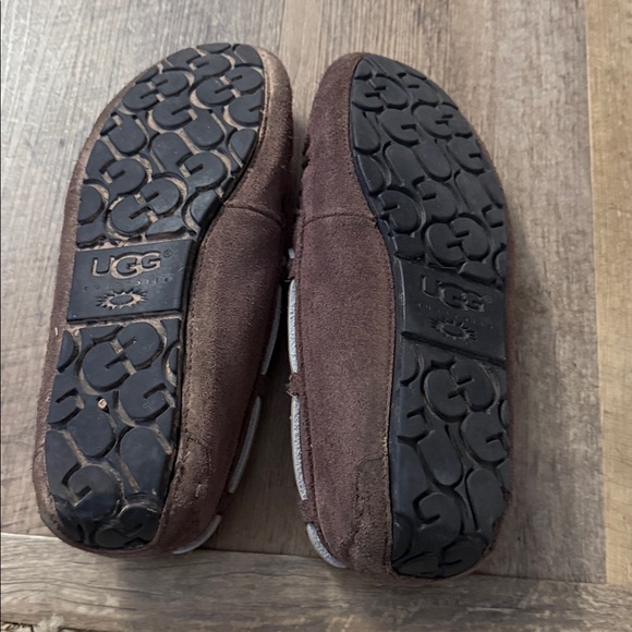 UGG Suede Moccasin with Cream Lining - Picture 3 of 3